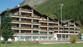 Mit einem KLICK aufs Bild vergrssert es sich. Mit F11 macht man es noch grsser. Mit dem grossen Bild wird gleichzeitig eine SLIDE-SHOW zur Verfgung gestellt. Es geht VOR oder ZURCK in dem man RECHTS oder LINKS auf das grosse Bild klickt. Beendet wird die Gross-Darstellung durch KLICK in den abgedunkelten Bereich oder auf (x).