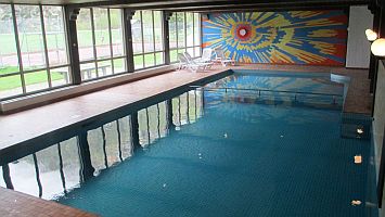 Mit einem KLICK aufs Bild vergrssert es sich. Mit F11 macht man es noch grsser. Mit dem grossen Bild wird gleichzeitig eine SLIDE-SHOW zur Verfgung gestellt. Es geht VOR oder ZURCK in dem man RECHTS oder LINKS auf das grosse Bild klickt. Beendet wird die Gross-Darstellung durch KLICK in den abgedunkelten Bereich oder auf (x).