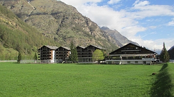 Mit einem KLICK aufs Bild vergrssert es sich. Mit F11 macht man es noch grsser. Mit dem grossen Bild wird gleichzeitig eine SLIDE-SHOW zur Verfgung gestellt. Es geht VOR oder ZURCK in dem man RECHTS oder LINKS auf das grosse Bild klickt. Beendet wird die Gross-Darstellung durch KLICK in den abgedunkelten Bereich oder auf (x).