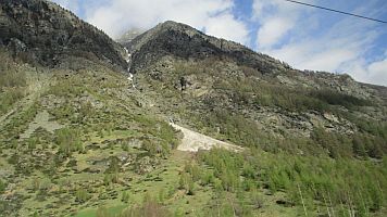 Mit einem KLICK aufs Bild vergrssert es sich. Mit F11 macht man es noch grsser. Mit dem grossen Bild wird gleichzeitig eine SLIDE-SHOW zur Verfgung gestellt. Es geht VOR oder ZURCK in dem man RECHTS oder LINKS auf das grosse Bild klickt. Beendet wird die Gross-Darstellung durch KLICK in den abgedunkelten Bereich oder auf (x).