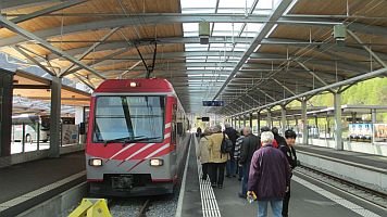 Mit einem KLICK aufs Bild vergrssert es sich. Mit F11 macht man es noch grsser. Mit dem grossen Bild wird gleichzeitig eine SLIDE-SHOW zur Verfgung gestellt. Es geht VOR oder ZURCK in dem man RECHTS oder LINKS auf das grosse Bild klickt. Beendet wird die Gross-Darstellung durch KLICK in den abgedunkelten Bereich oder auf (x).