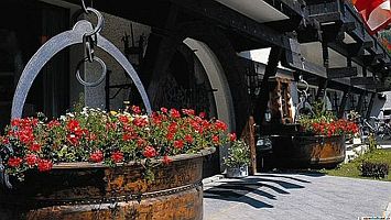 Mit einem KLICK aufs Bild vergrssert es sich. Mit F11 macht man es noch grsser. Mit dem grossen Bild wird gleichzeitig eine SLIDE-SHOW zur Verfgung gestellt. Es geht VOR oder ZURCK in dem man RECHTS oder LINKS auf das grosse Bild klickt. Beendet wird die Gross-Darstellung durch KLICK in den abgedunkelten Bereich oder auf (x).