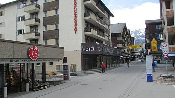 Mit einem KLICK aufs Bild vergrssert es sich. Mit F11 macht man es noch grsser. Mit dem grossen Bild wird gleichzeitig eine SLIDE-SHOW zur Verfgung gestellt. Es geht VOR oder ZURCK in dem man RECHTS oder LINKS auf das grosse Bild klickt. Beendet wird die Gross-Darstellung durch KLICK in den abgedunkelten Bereich oder auf (x).