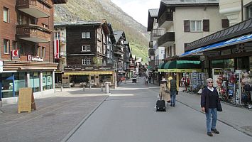 Mit einem KLICK aufs Bild vergrssert es sich. Mit F11 macht man es noch grsser. Mit dem grossen Bild wird gleichzeitig eine SLIDE-SHOW zur Verfgung gestellt. Es geht VOR oder ZURCK in dem man RECHTS oder LINKS auf das grosse Bild klickt. Beendet wird die Gross-Darstellung durch KLICK in den abgedunkelten Bereich oder auf (x).