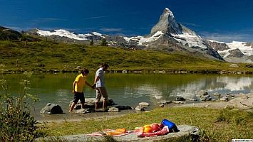 Mit einem KLICK aufs Bild vergrssert es sich. Mit F11 macht man es noch grsser. Mit dem grossen Bild wird gleichzeitig eine SLIDE-SHOW zur Verfgung gestellt. Es geht VOR oder ZURCK in dem man RECHTS oder LINKS auf das grosse Bild klickt. Beendet wird die Gross-Darstellung durch KLICK in den abgedunkelten Bereich oder auf (x).