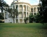The South's largest plantation home: NOTTOWAY.
CLICK on picture to enlarge. Later CLOSE (x) large picture.